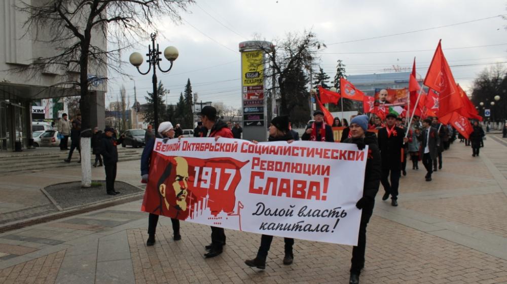 В Пензе отметили годовщину Великого Октября шествием и митингом
