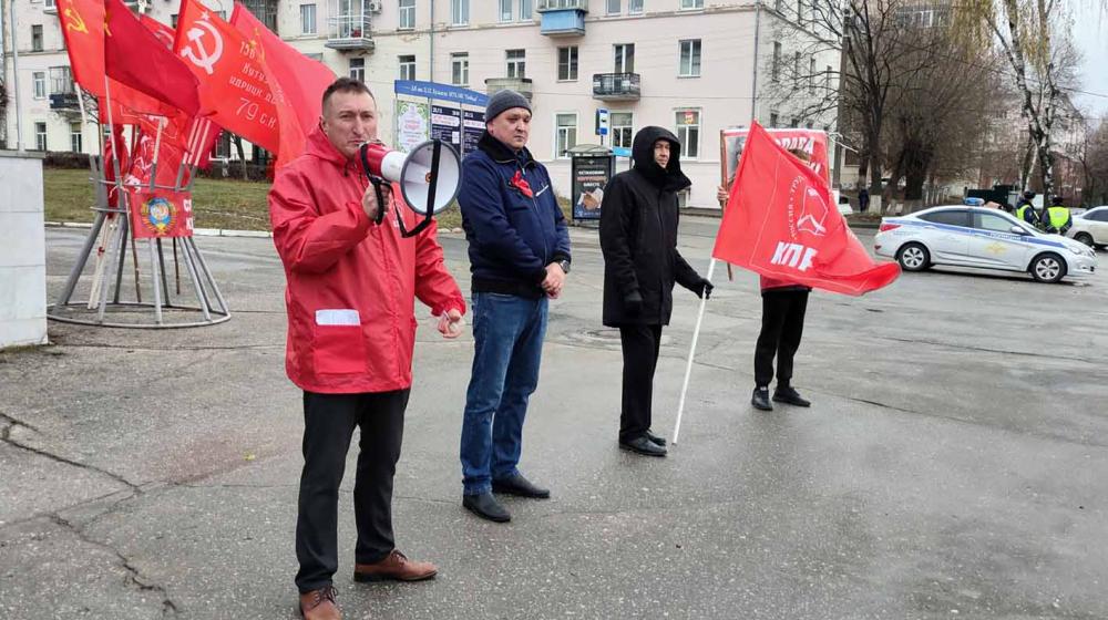 В Чебоксарах состоялся митинг, приуроченный к 106-й годовщине Великого Октября