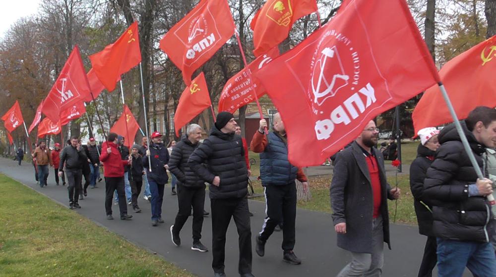 В Саратове состоялся автопробег КПРФ, посвященный 106-й годовщине Великого Октября