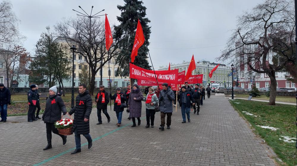 В Перми прошел митинг в честь годовщины Великой Октябрьской социалистической революции