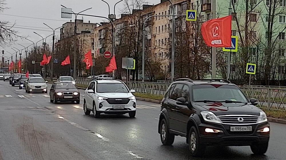 В Новгородской области в честь 106-й годовщины Великого Октября провели автопробег КПРФ