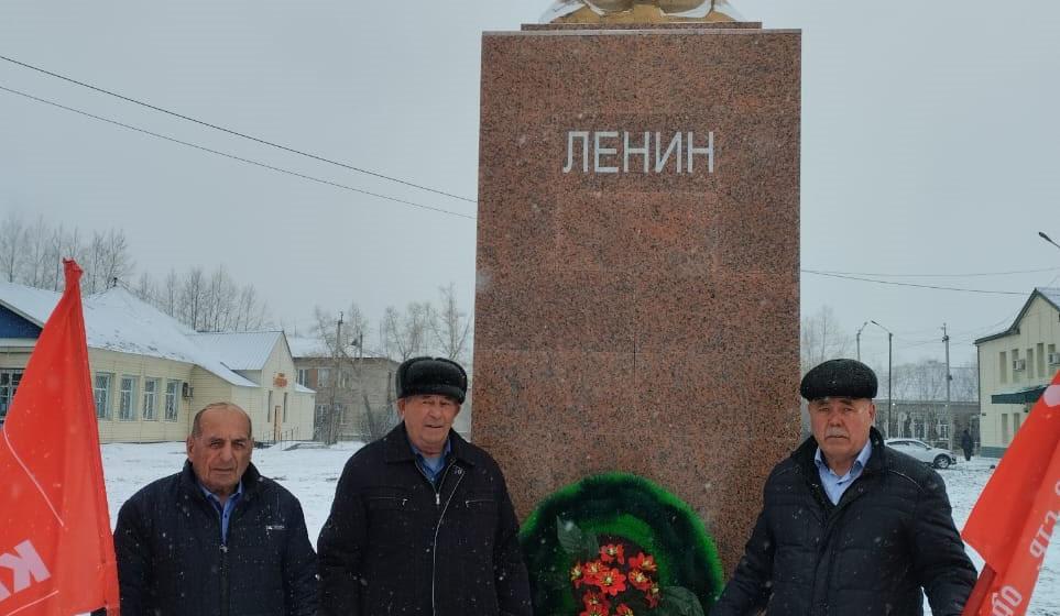Забайкальцы вышли на митинг в День Великого Октября 7 ноября коммунисты, комсомольцы, сторонники КПРФ и представители общественных организаций и лево-патриотических сил Забайкалья вышли на митинг, посвящённый 106 годовщине Великой Октябрьской социалистиче