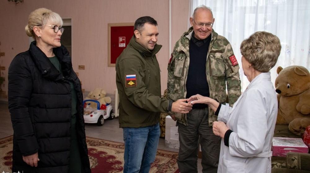 Донецк. Представители от фракции КПРФ привезли гуманитарную помощь в Республиканский дом ребенка