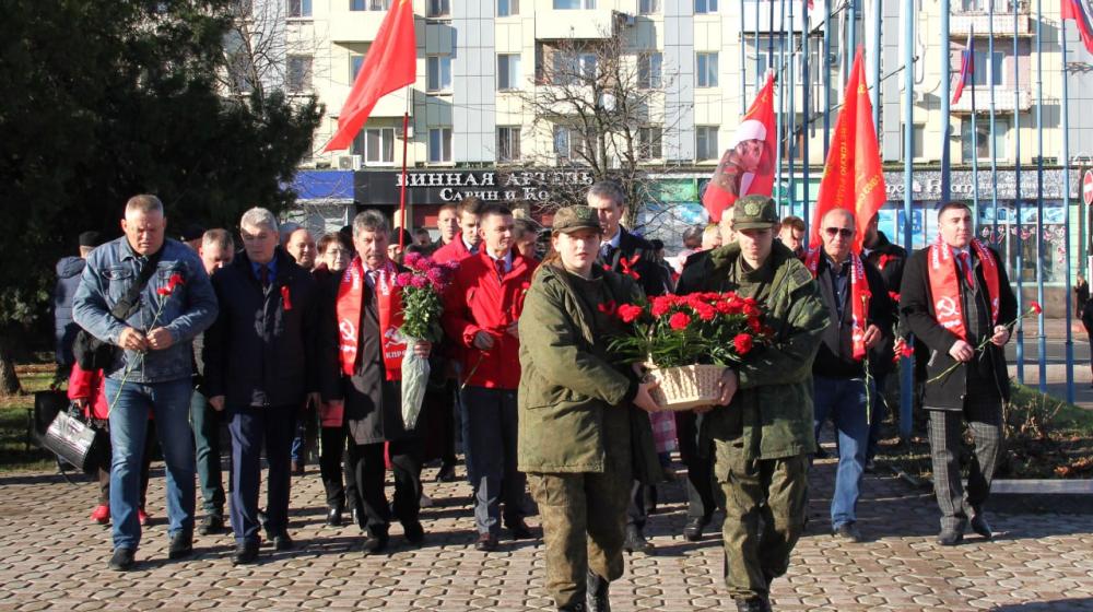 Луганские коммунисты торжественно встретили годовщину Великого Октября