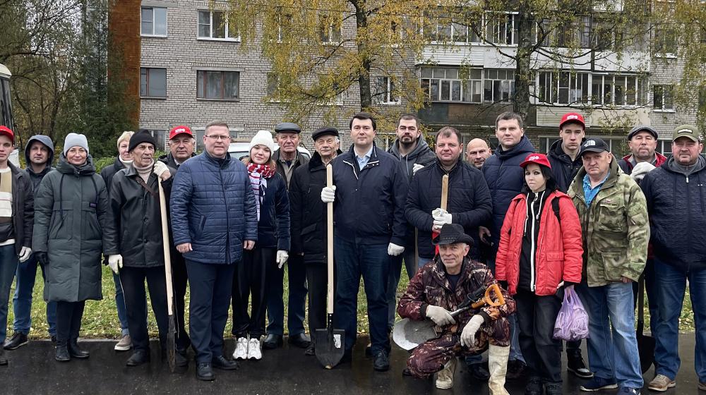 Олег Лебедев вместе с жителями города Конаково Тверской области посадили каштановую аллею