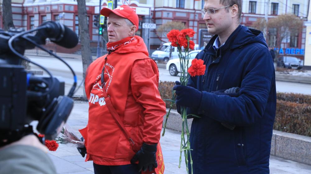 В Омске поклонились погибшим большевикам