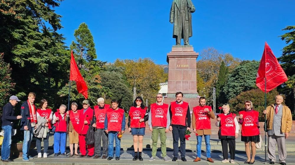 Крымские коммунисты возложили цветы к памятнику В.И. Ленину