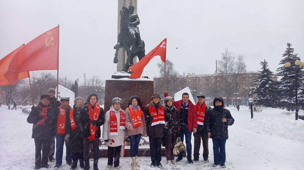 Калужские коммунисты возложили цветы к памятнику Г.К. Жукову