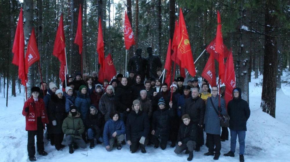 Ленинградские коммунисты и комсомольцы выступили в защиту Сталина как революционера