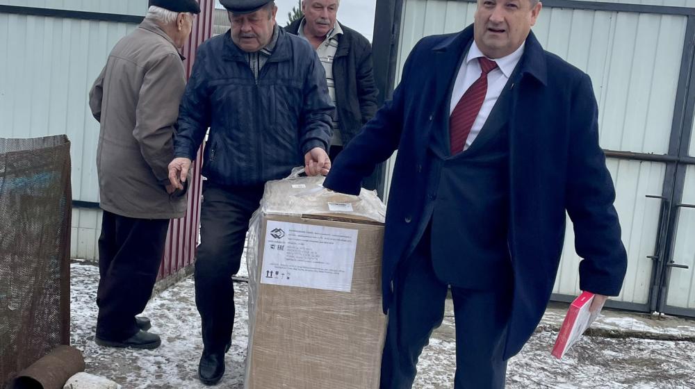 Сергей Гаврилов вместе с товарищами по партии помогли приобрести инвалиду коляску