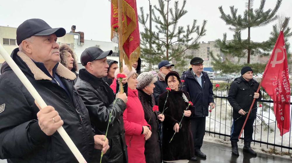 Чувашская Республика. В Чебоксарах возложили цветы к барельефу И.В. Сталина