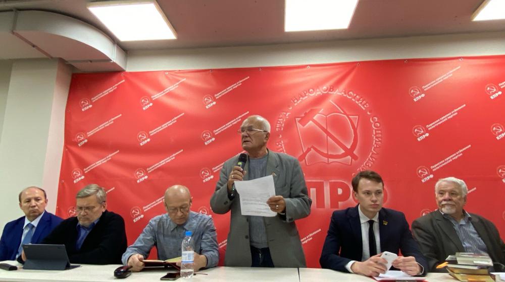 День рождения Сталина в Перми: коммунисты встретили его за учёбой