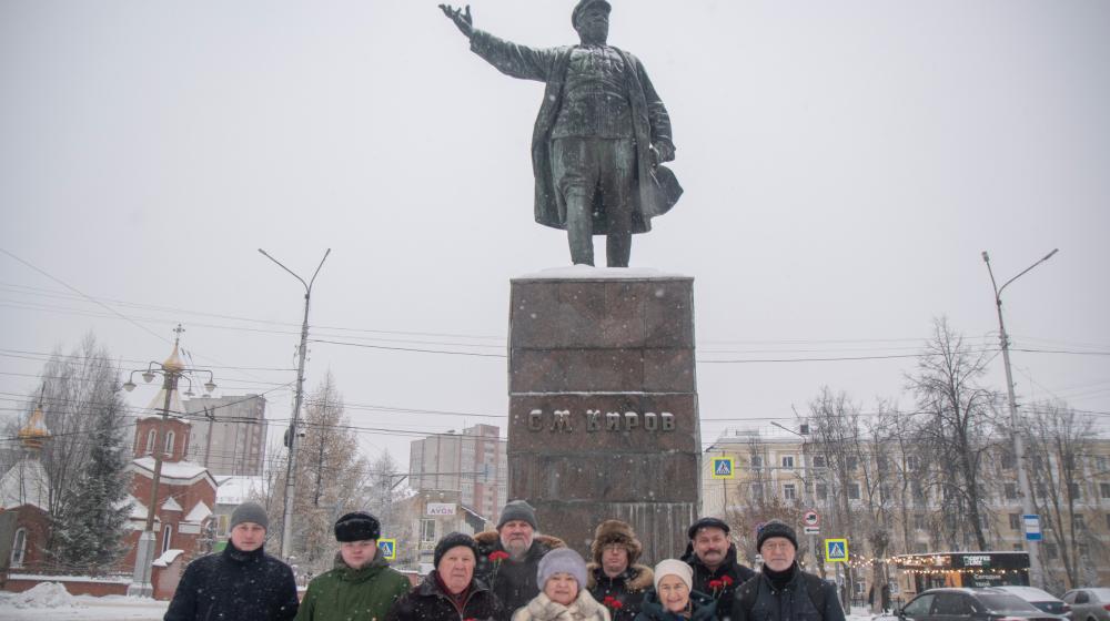 Кировские коммунисты почтили память С.М. Кирова