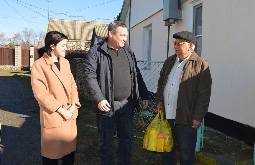 Республика Калмыкия. КПРФ поздравляет ветеранов труда с наступающим новогодним праздником и вручает им подарки