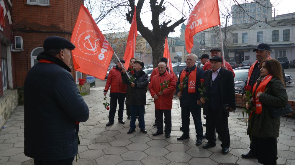 Республика Дагестан. В Махачкале КПРФ провела возложение цветов в 144-годовщину рождения И.В. Сталина