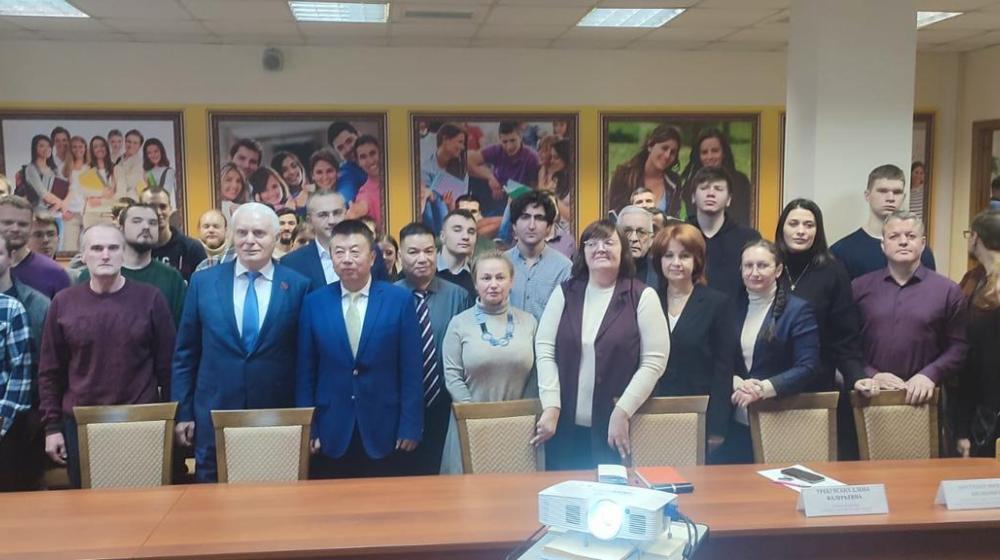 При участии М.Н. Берулава состоялась встреча коллектива Московского инновационного университета с китайским гостем товарищем Хэ Чжэньвэем