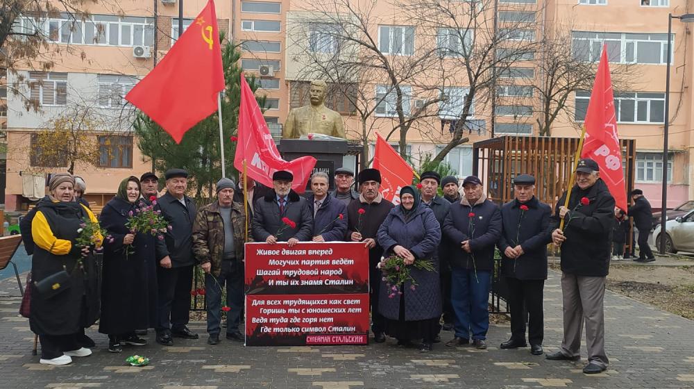 Дагестан. Дербентские коммунисты торжественно отметили 144 годовщину со дня рождения И.В. Сталина