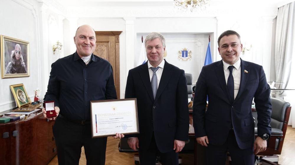 Совместно с губернатором-коммунистом Алексеем Русских, член ЦК КПРФ, сенатор РФ Айрат Гибатдинов вручил генеральному директору ООО «АвтоДом» Дмитрию Кондратьеву Почетную Грамоту Совета Федерации