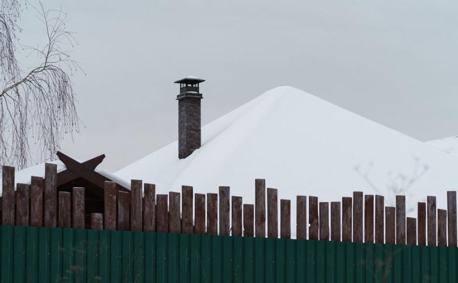 «Российская газета»: Депутат Госдумы Сергей Гаврилов разъяснил действия, если снег с крыши соседа падает на участок