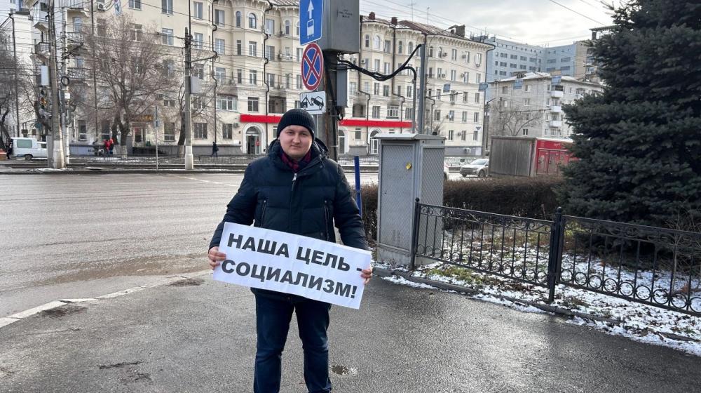 Сталинградские коммунисты и комсомольцы поздравили волгоградцев с Днем образования СССР