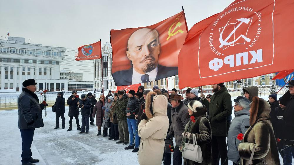 Тамбовские коммунисты возложили цветы к памятнику В.и. Ленину