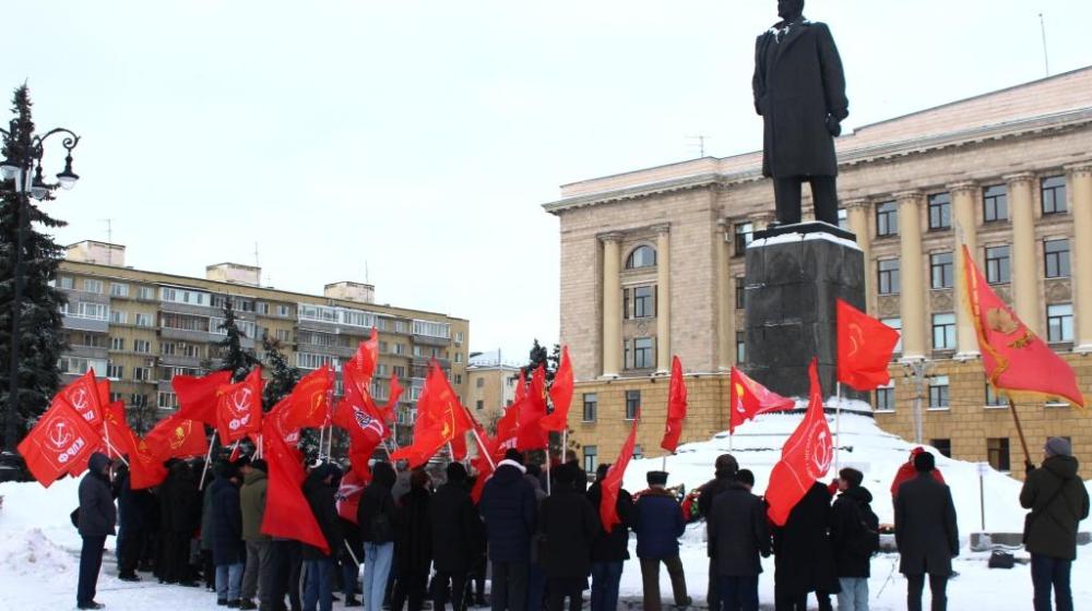 Пензенские коммунисты вместе с союзниками возложили цветы к памятнику В.И. Ленину