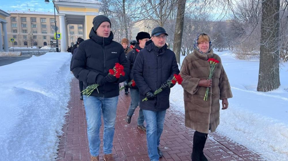 Санкт-Петербург. Коммунисты возложили цветы к памятнику Ленину у Смольного