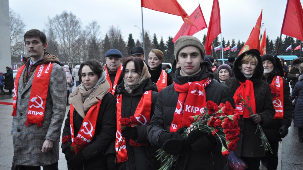 Санкт-Петербург. Коммунисты и сторонники партии провели торжественно-траурное мероприятие на Пискаревском мемориальном кладбище