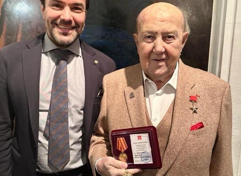 Зураб Церетели награжден памятной медалью 100-летия СССР в честь его 90-летнего юбилея