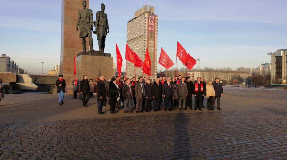 Делегация ЦК КПРФ возложила цветы к Монументу Героическим защитникам Ленинграда
