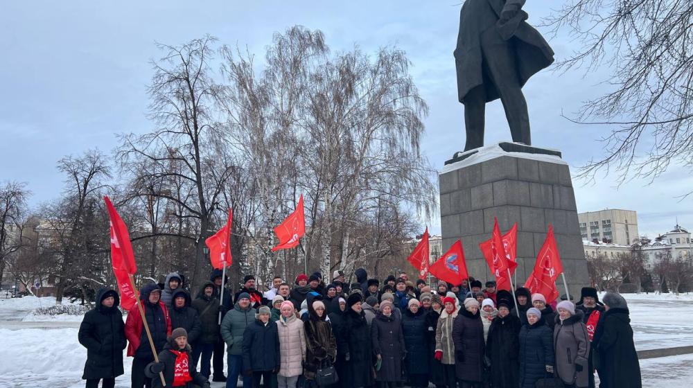 В день столетия памяти В.И. Ленина тюменские коммунисты возложили цветы к памятнику вождю