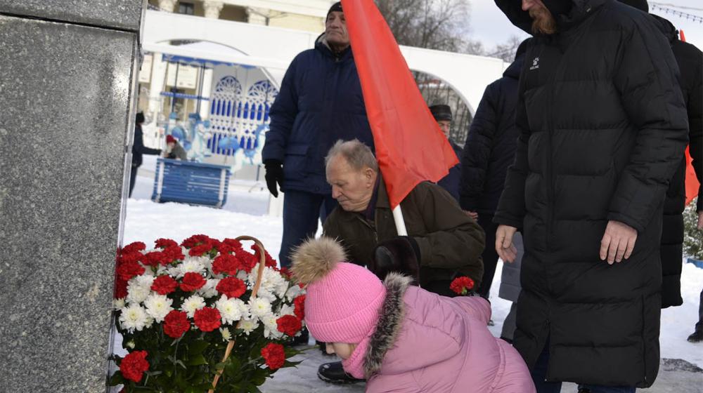 Трудиться, бороться и побеждать по-ленински!