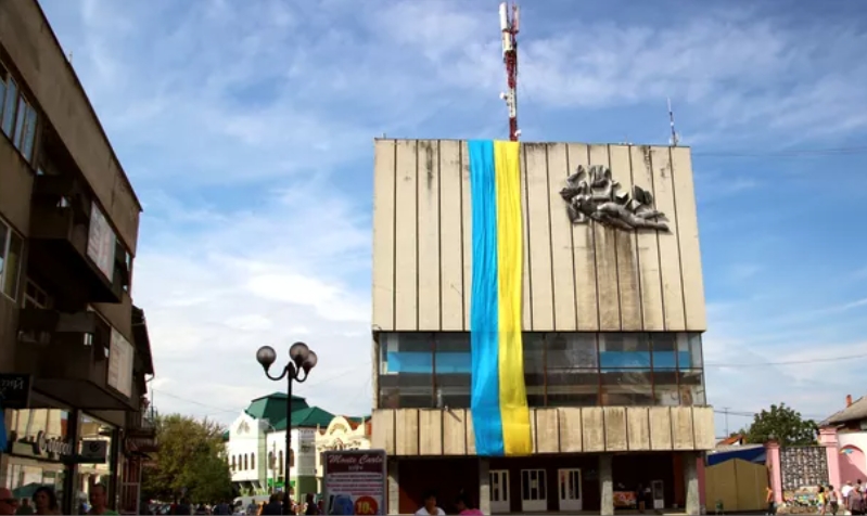 Жители села Пушкино на западе Украины отказались сносить советский памятник
