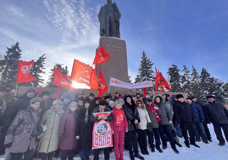 Челябинские коммунисты и сторонники возложили цветы к памятнику Владимира Ленина на площади Революции
