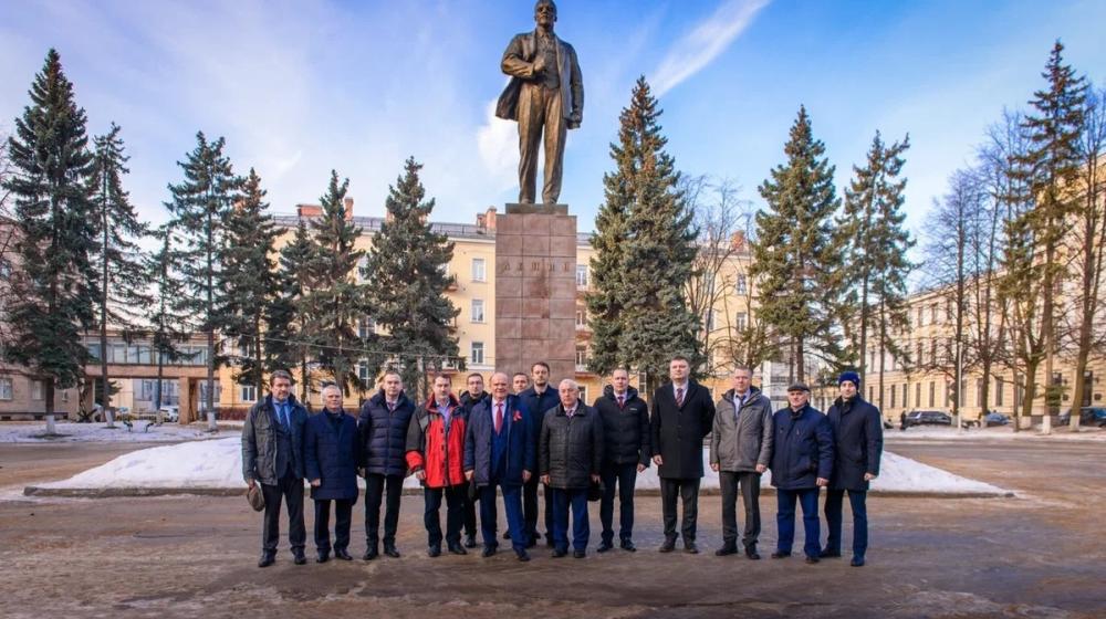 Делегация ЦК КПРФ возложила цветы к памятнику В.И. Ленину на территории Кировского завода