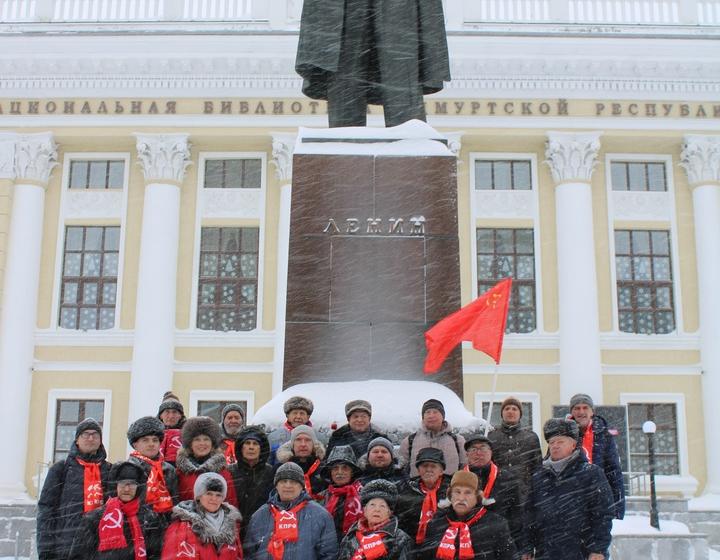 Удмуртия. Возложение цветов в Ижевске ко Дню Памяти Ленина