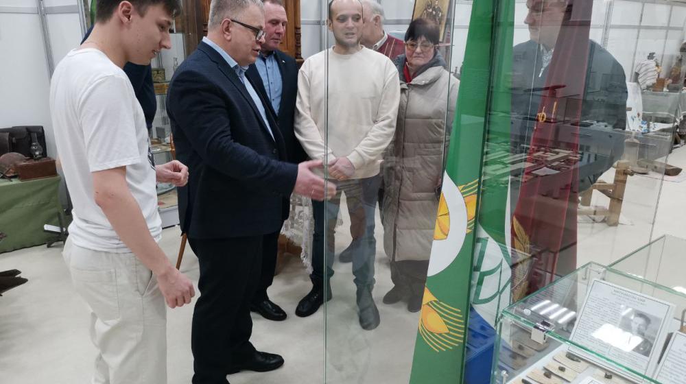 Директор ГЦКД города Озёр поблагодарила руководителя фракции КПРФ Мособлдумы Александра Наумова за помощь Центру в рамках инициативного бюджетирования