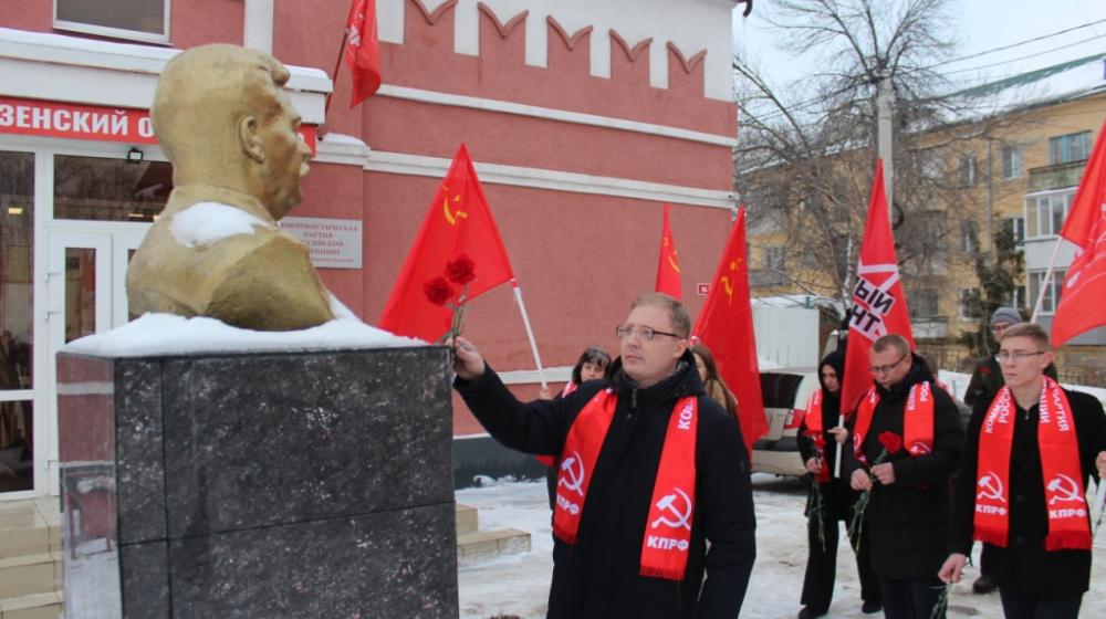 Пензенские коммунисты в годовщину Победы в Сталинградской битве возложили цветы к бюсту И.В. Сталина