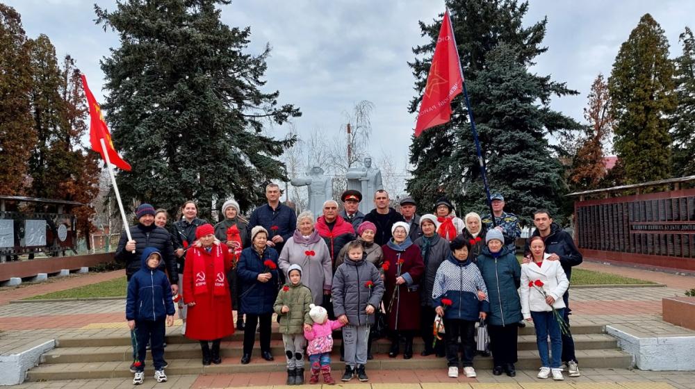 Краснодарский край. Активисты КПРФ и сторонники партии отмечают 81-ю годовщину освобождения кубанских городов от фашистских захватчиков