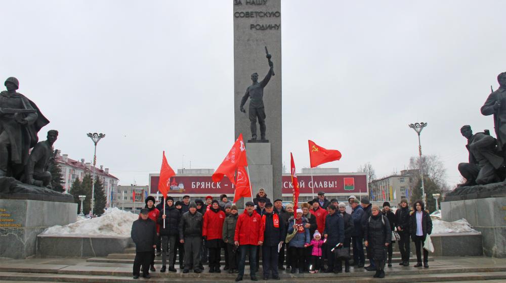 Брянские коммунисты отметили 106-ю годовщину создания Красной Армии и Военно-Морского Флота