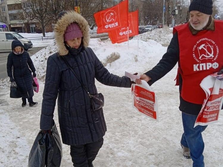 В День рождения Рабоче-Крестьянской Красной Армии коммунисты города Иваново поздравляли жителей с праздником