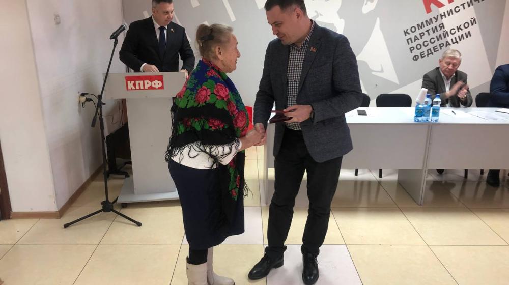 Алексей Корниенко и Роман Кобызов вручили партийные ордена амурским коммунистам