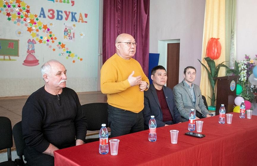 Заместитель Председателя Народного Хурала, руководитель фракции КРО КПРФ в парламенте Калмыкии Николай Нуров провел встречу с коллективом Вознесеновской средней школы