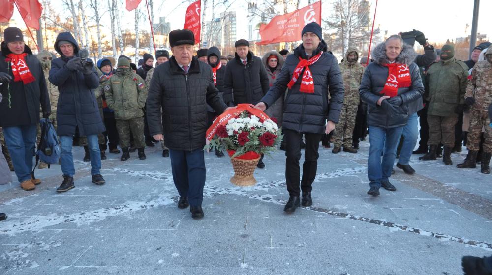 Николай Харитонов возложил цветы к подножию стелы «Город трудовой доблести» в центре Екатеринбурга и передал гуманитарный груз бойцам на фронт