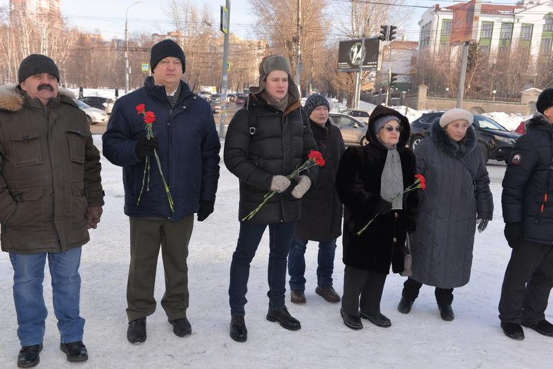В Новосибирске возложили цветы к памятнику Борису Богаткову в честь Дня Советской армии