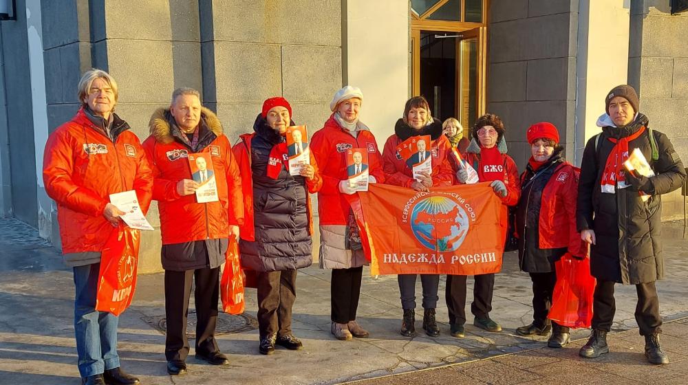 Москва. Арбат встречает очередной красный десант «Надежды России»