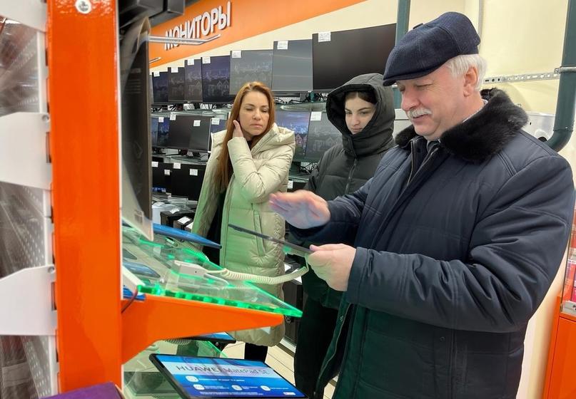 Первый секретарь МГК КПРФ, руководитель фракции КПРФ в Московской городской Думе Н.Г. Зубрилин в рамках акции “Добрая ёлка” подарил школьнице планшет
