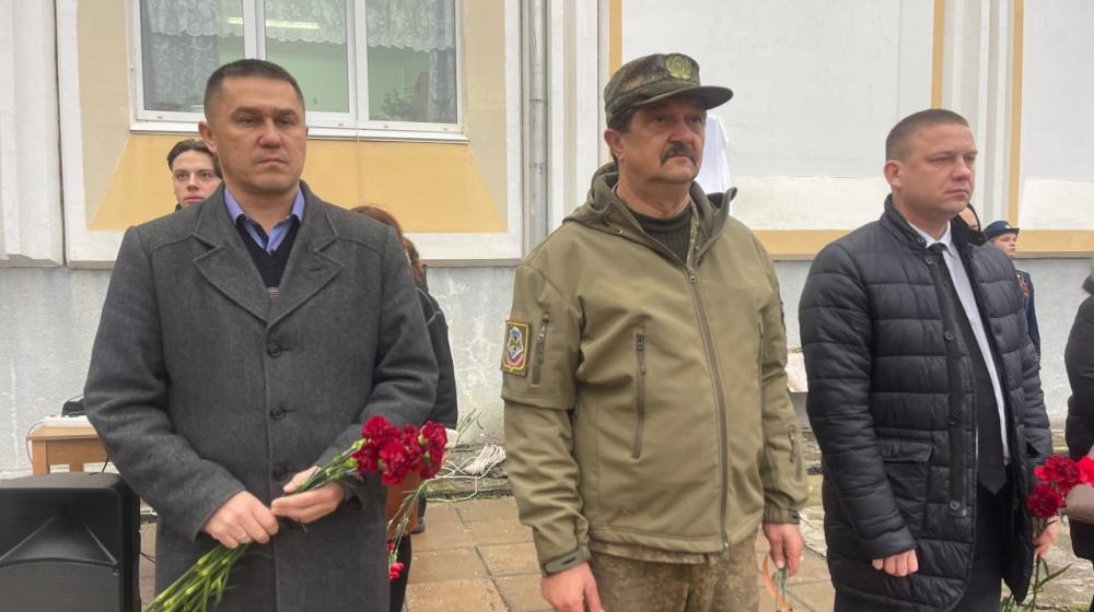Крым: В пгт Черноморское открыли мемориальную доску коммунисту Павлу Геращенко