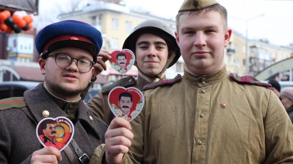 Луганский комсомол провёл акцию «Дарите любимым «сталинтинки»
