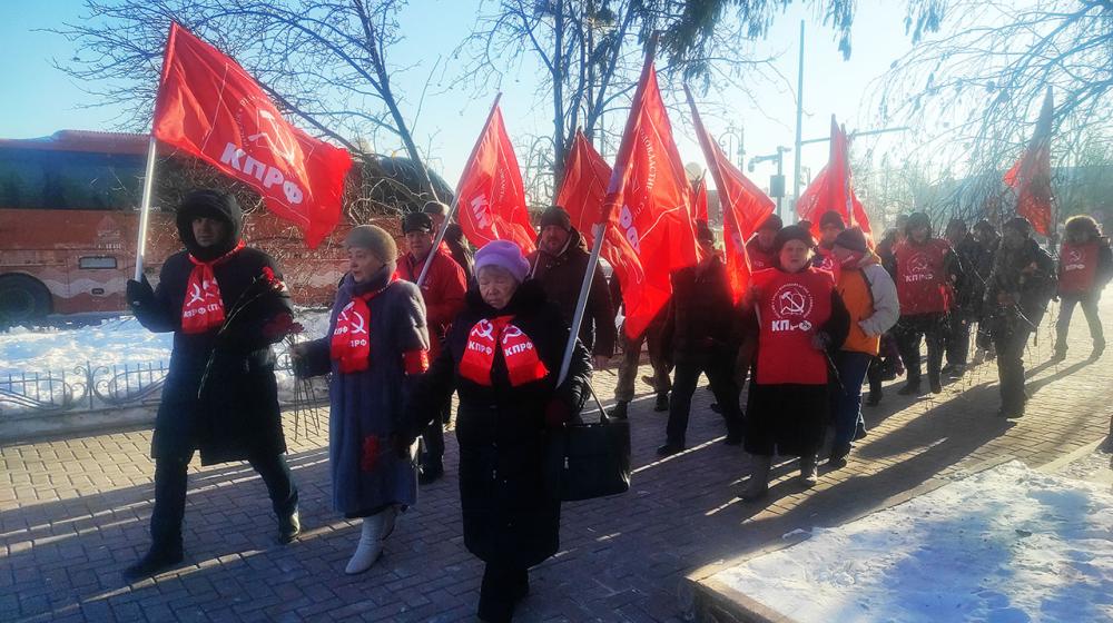 Тюменские коммунисты провели серию возложений цветов к памятникам по случаю 106-ой годовщины образования Советской Армии и Военно-Морского Флота